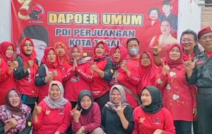 PDI Perjuangan Kota Tegal bersama Mas Uyip gerak satu rampak barisan bergotong royong mendirikan dapur umum bagi masyarakat