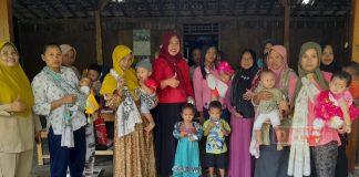 Peduli Penurunan Stunting, Mbak Ana Berikan Bantuan Timbangan Bayi