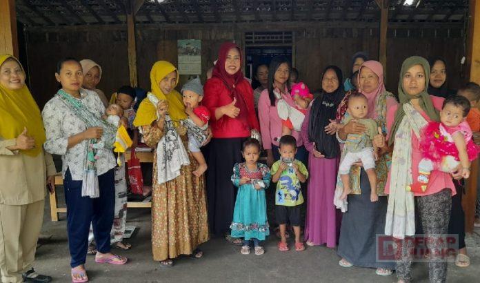 Peduli Penurunan Stunting, Mbak Ana Berikan Bantuan Timbangan Bayi
