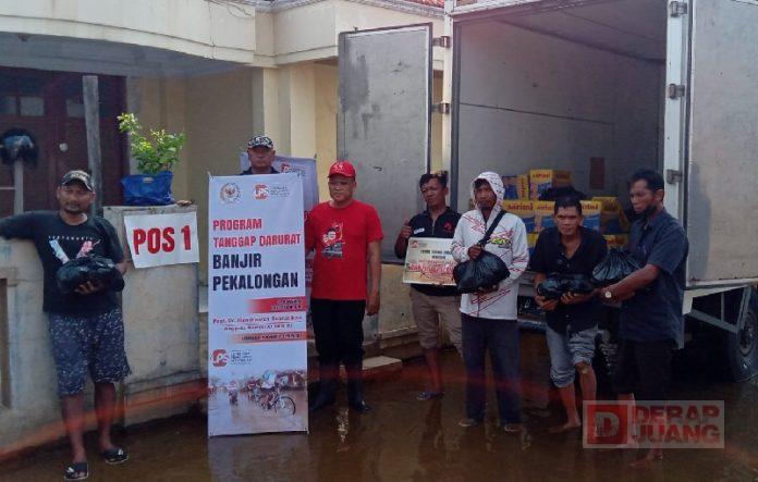 Prof Hendrawan Beri Bantuan Warga Terdampak Banjir di Kota Pekalongan