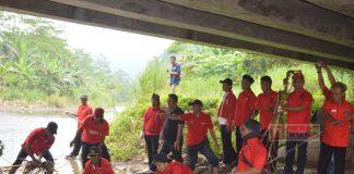 Ratusan Kader Banteng Cilacap Turun ke Sungai Bersih-bersih Sampah