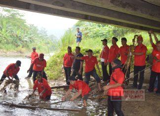 Ratusan Kader Banteng Cilacap Turun ke Sungai Bersih-bersih Sampah