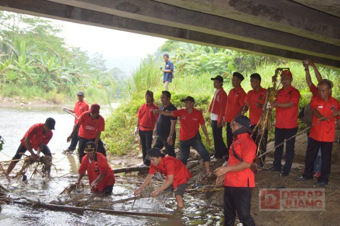 Ratusan Kader Banteng Cilacap Turun ke Sungai Bersih-bersih Sampah