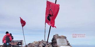Relawan Sahabat Juang Agus Priyanggodo Peringati HUT Partai ke-50 di Puncak Gunung Slamet