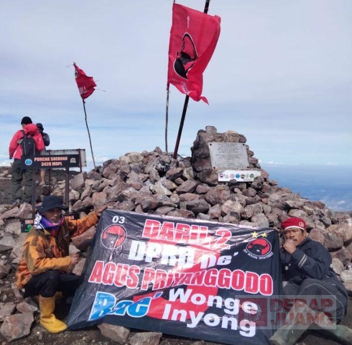 Relawan Sahabat Juang Agus Priyanggodo Peringati HUT Partai ke-50 di Puncak Gunung Slamet