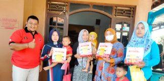 Rifqi Ambon Bagikan Makanan Tambahan pada Balita dan Bumil