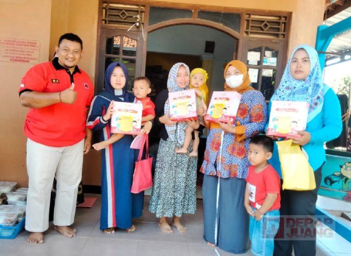 Rifqi Ambon Bagikan Makanan Tambahan pada Balita dan Bumil