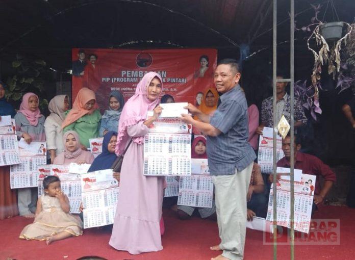 Riyadi Salurkan Bantuan PIP Mbak Puan Lewat Aspirasi Mas Dede PadDua Sekolah Di Kecamatan Kajen