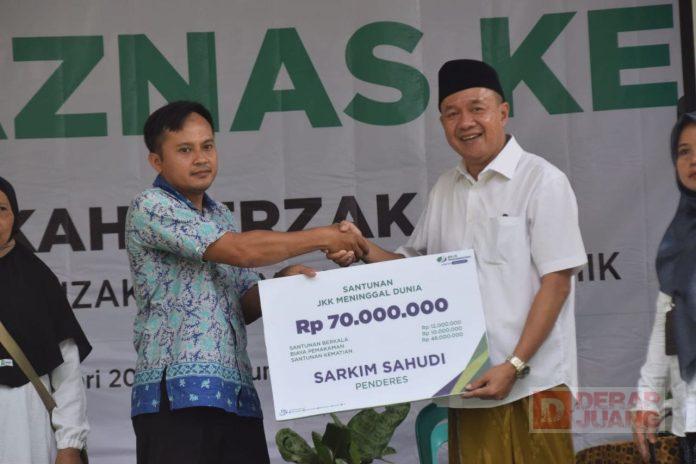 Sadewo Serahkan Bantuan Asuransi Ketenagakerjaan Kepada 2000 Penderes