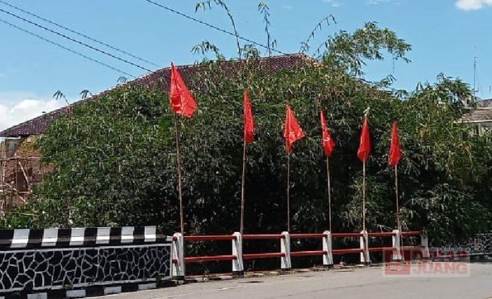 Sambut HUT Partai, DPC Tegal Kibarkan Bendera di Sepanjang Ruas Jalan