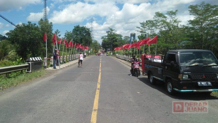 Semarakkan HUT ke-50, Banteng Banyumas Pasang Ribuan Bendera Partai