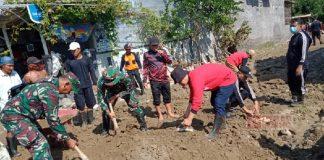Slamet Gotong Royong Bersihkan Saluran Air Dampak Banjir Bandang