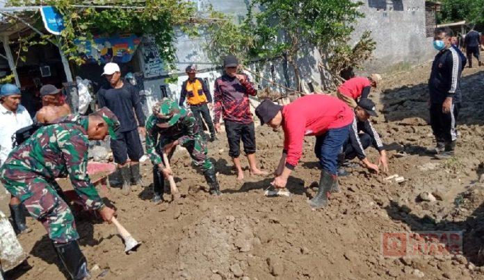 Slamet Gotong Royong Bersihkan Saluran Air Dampak Banjir Bandang