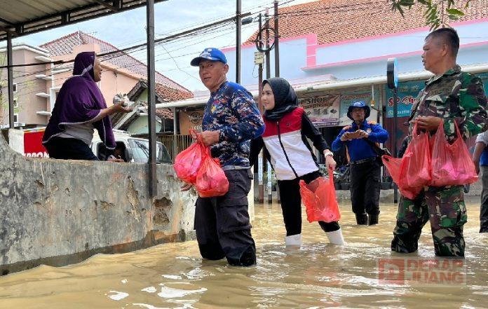 Tegal Alami Banjir, Ragil Tresna Bagikan Kebutuhan Pokok Hingga Keperluan Bayi (2)