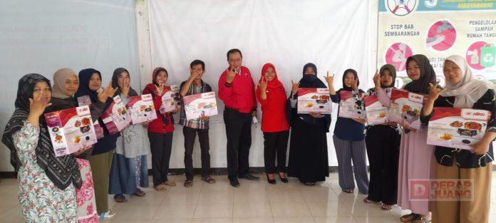 Warid Bagikan 50 Kompor Gas Kepada Pelaku UMKM di 3 Desa Binaannya