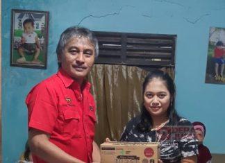 Pak Gun Salurkan Bantuan Makanan Pendamping di Kramat
