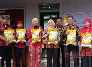 Dua Srikandi Banteng Sragen Gelar Operasi Pasar Beras Murah