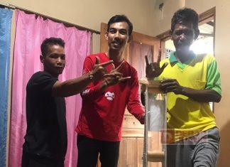 Budi Agung Prasetyo Salurkan Alat Bantu Jalan Kepada Seorang Warga Desa Jatisaba