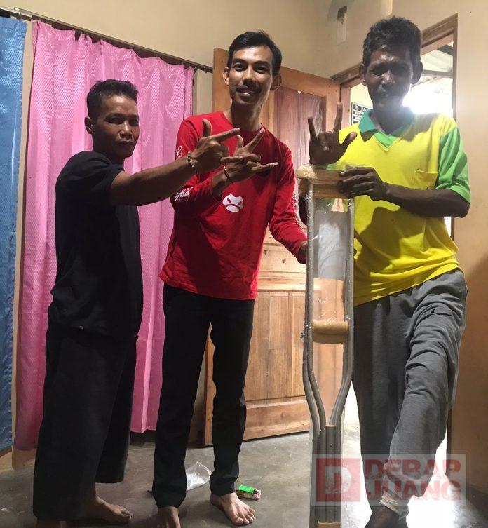 Budi Agung Prasetyo Salurkan Alat Bantu Jalan Kepada Seorang Warga Desa Jatisaba