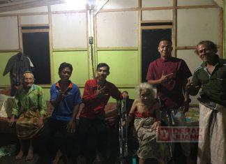 Budi Agung Prasetyo Serahkan Bantuan Kursi Roda Kepada Warga Desa Senon