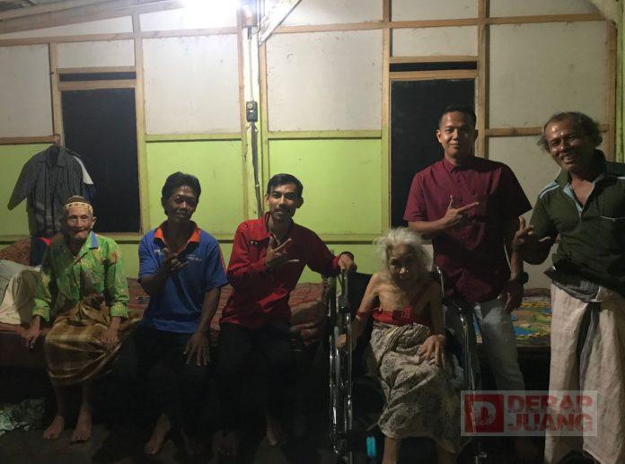 Budi Agung Prasetyo Serahkan Bantuan Kursi Roda Kepada Warga Desa Senon
