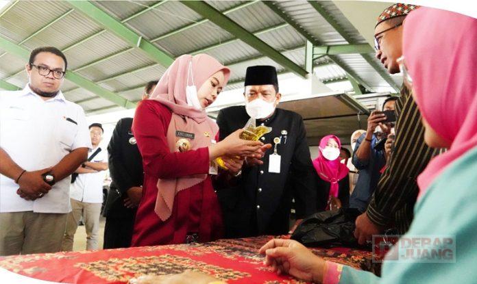 Bupati Demak Gelar Operasi Pasar di Pasar Mranggen