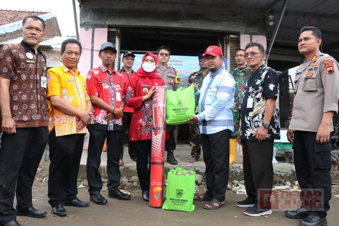 Bupati Demak Serahkan Bantuan kepada 97 KK Terdampak Angin Puting Beliung