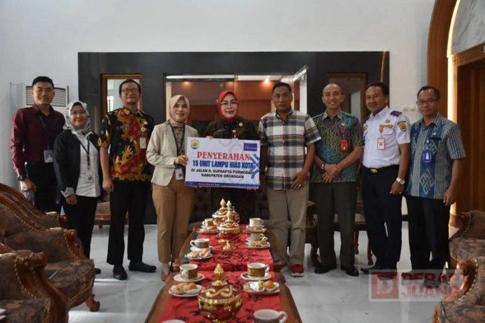 Bupati Grobogan Terima Penyerahan Lampu Penerangan Jalan