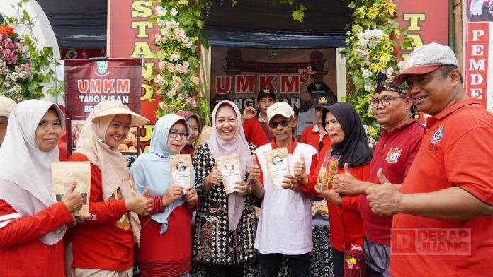 Bupati Tiwi Berikan Tali Asih Korban Banjir Bandang di Dusun Gunung Malang