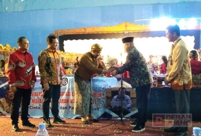 Dengan menjaga dan merawat rupiah, ciri keaslian rupiah menjadi mudah dikenali dan menghindari peredaran uang palsu dan tidak layak edar, papar Hendrawan.