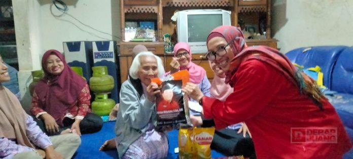 Dian Bagikan Paket Sembako Kepada Masyarakat