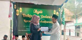 Endang Suwarning Serahkan Bantuan Rehab Masjid Desa Depok