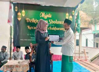 Endang Suwarning Serahkan Bantuan Rehab Masjid Desa Depok