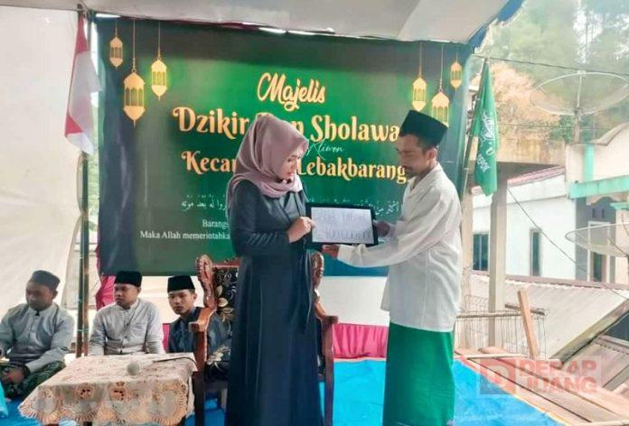 Endang Suwarning Serahkan Bantuan Rehab Masjid Desa Depok