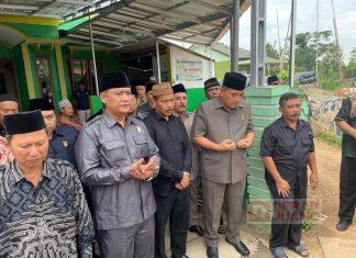 Hadiri Upacara Pemakaman Anggota DPRD, Taufik: Semua yang Hidup Akan Kembali