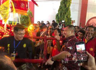 Harris Turino Ikut Mikul Tepekong dalam Perayaan Cap Gomeh di Kelenteng Ban Eng Bio