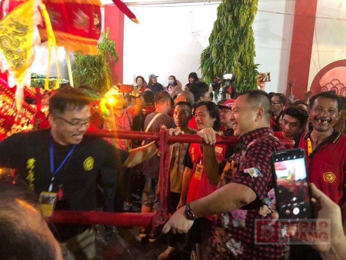 Harris Turino Ikut Mikul Tepekong dalam Perayaan Cap Gomeh di Kelenteng Ban Eng Bio