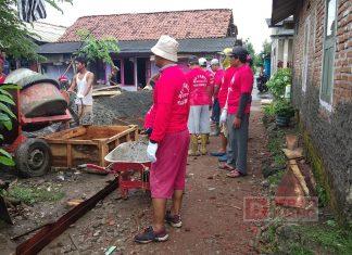 Kerja Bakti Bangun Jalan Setapak Tegalkamulyan, Taufik Turut Berikan Bantuan