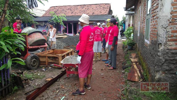 Kerja Bakti Bangun Jalan Setapak Tegalkamulyan, Taufik Turut Berikan Bantuan