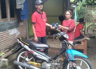 Maknai Jumat Berkah, Taufik Berikan Bantuan Sepeda Motor