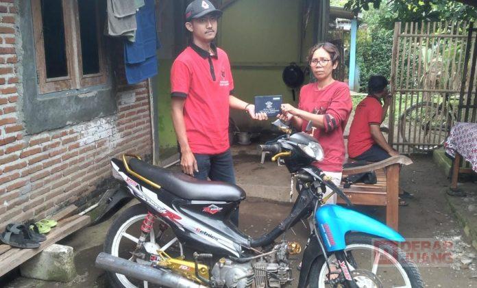 Maknai Jumat Berkah, Taufik Berikan Bantuan Sepeda Motor