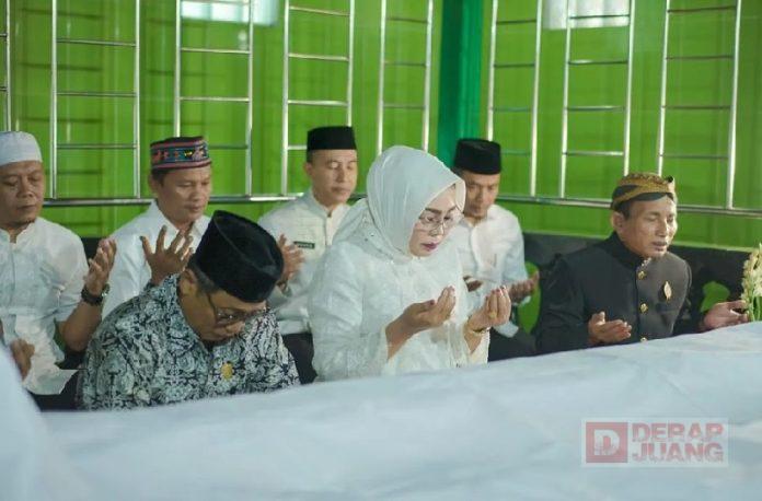 Ngalap Berkah Hari Jadi Kabupaten, Banteng Grobogan Ziarah ke Makam Leluhur (2)