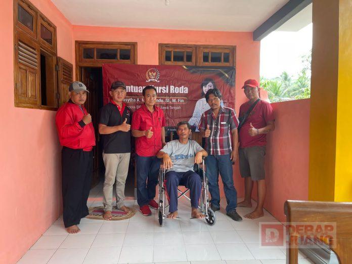 Peduli Sesama Kader, Jasmin Serahkan Kursi Roda dari Mbak Casytha