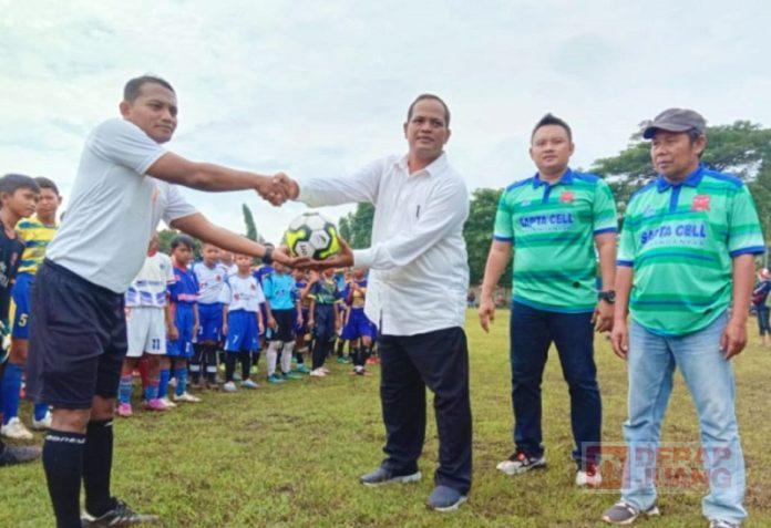 Pembukaan ditandai dengan penyerahan bola dari Wabup Riswadi kepada Wasit pertandingan.