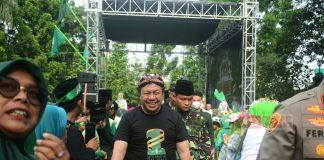 Peringatan Harlah Satu Abad NU, Bung Dance Ikuti Jalan Sehat Bersarung