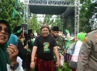 Peringatan Harlah Satu Abad NU, Bung Dance Ikuti Jalan Sehat Bersarung