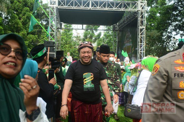 Peringatan Harlah Satu Abad NU, Bung Dance Ikuti Jalan Sehat Bersarung