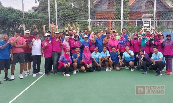 Perkuat Sinergitas Wabup Etik Ajak Pelni Bojonegoro Olahraga Tenis Lapangan