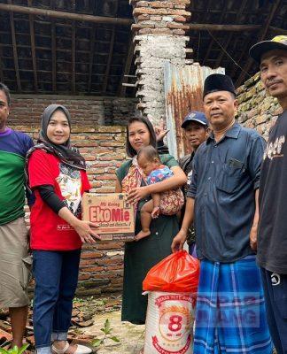 Raut Bahagia Sunarto dan Eni Kala Ragil Tresna Berikan Bantuan Rehab Rumah