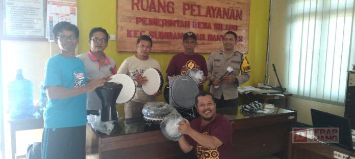 Rawat Tim Sicita, Agus Priyanggodo Beri Alat Musik(2)